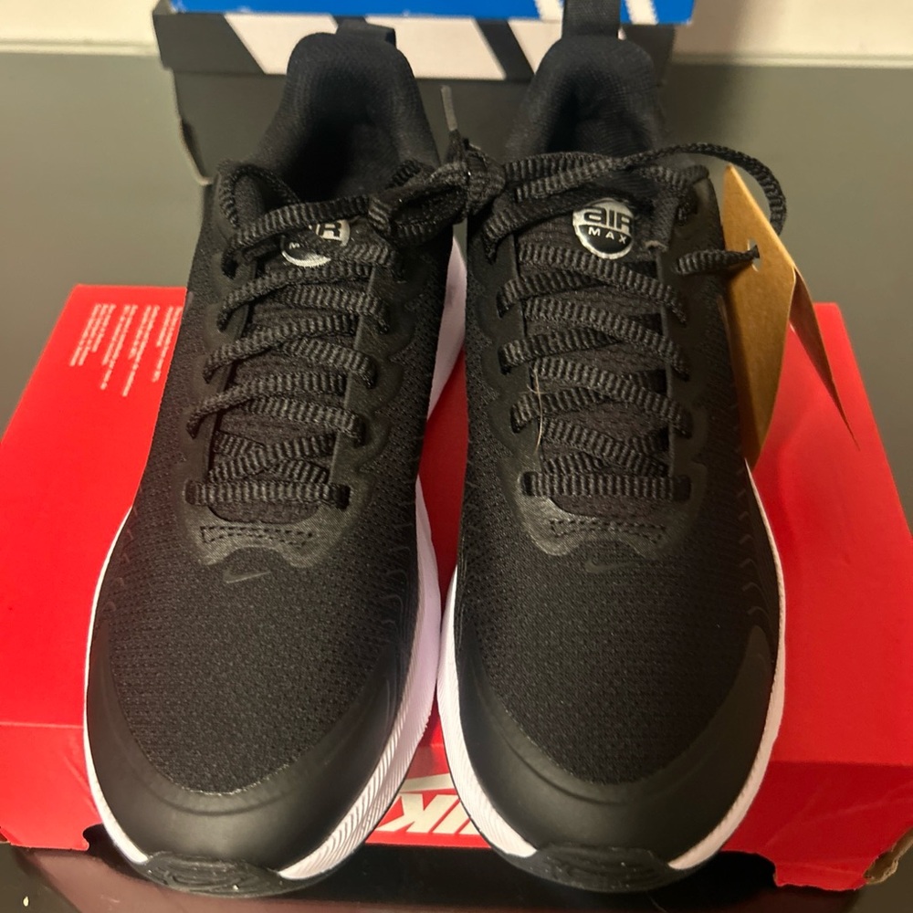 Women’s Nike Air Max Black and iridescent Nuaxis Sneakers size 9